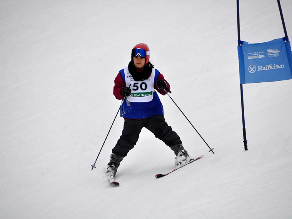 Skifahrer mit Startnummer 50 am blauen Tor.